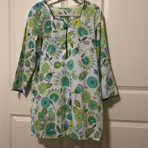 Women’s tunic shirt. Fits XL. Green pearl button accent.
